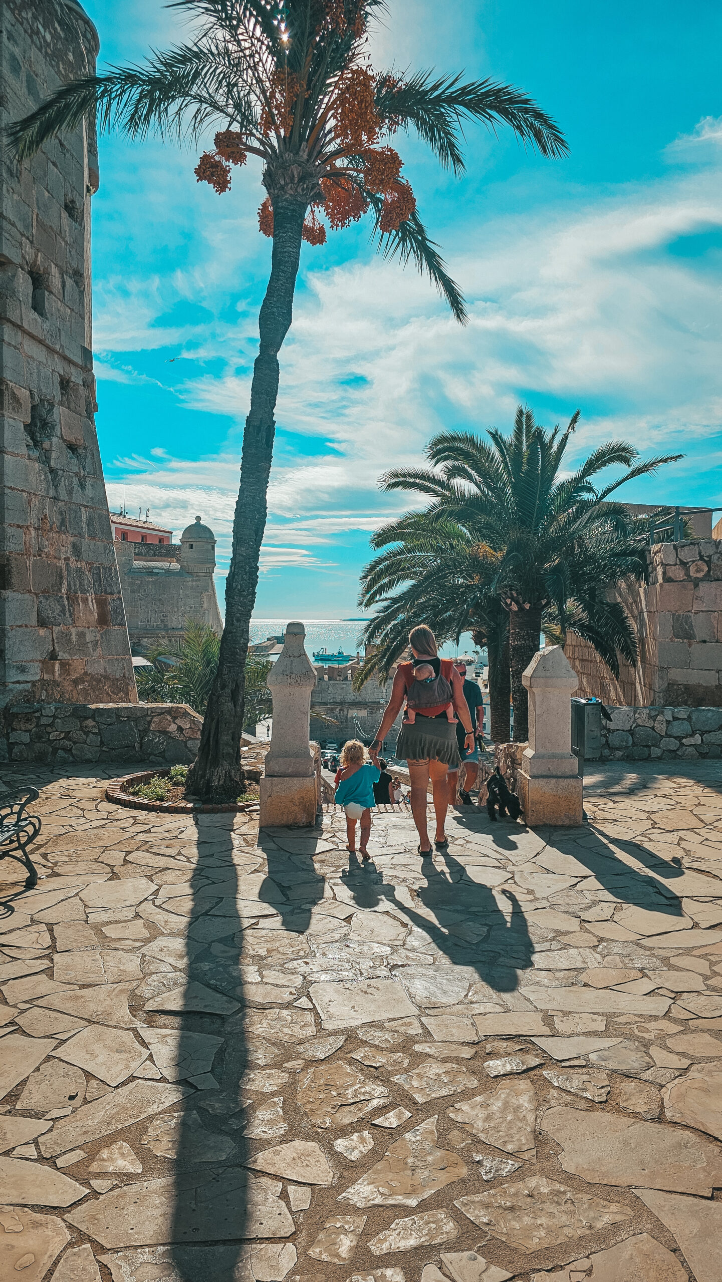 Eileen mit ihrem Sohn auf dem Weg zum Meer – Reisen mit Kindern