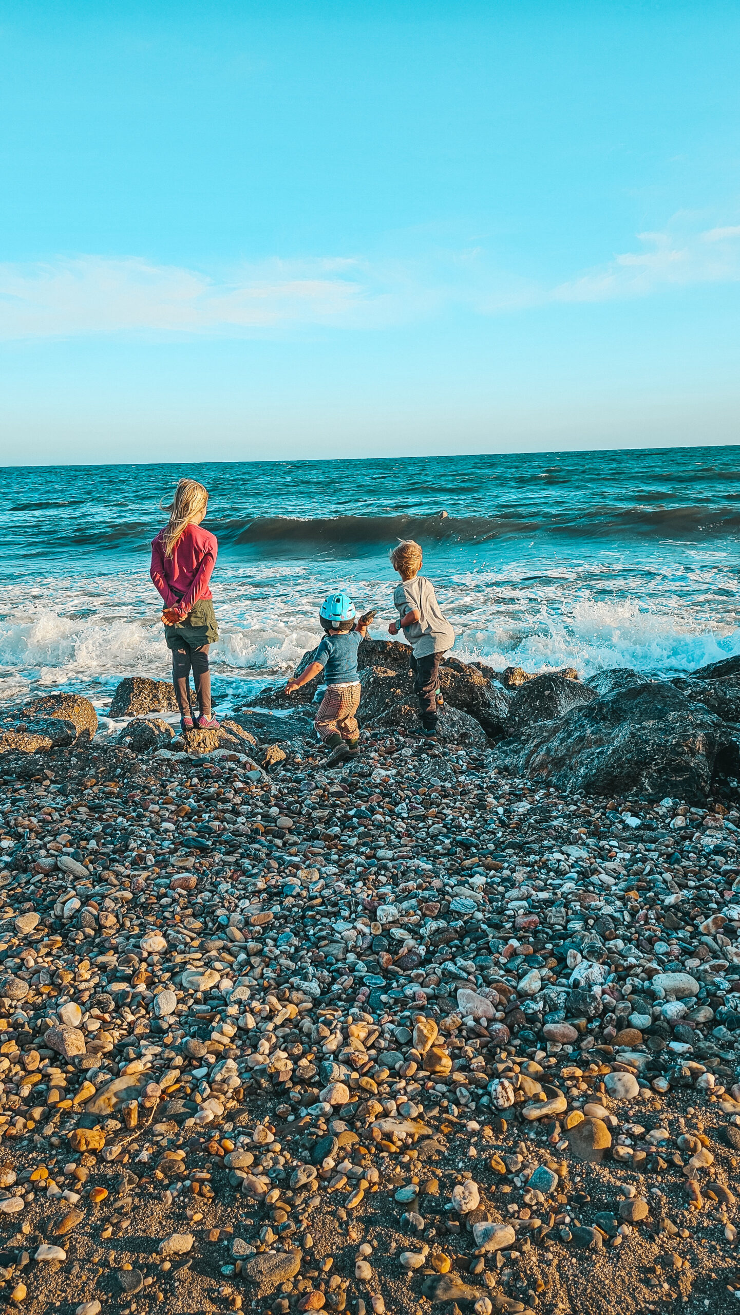 Kinder einer Reisefamilie am Meer – Kindergeld bei Weltreise