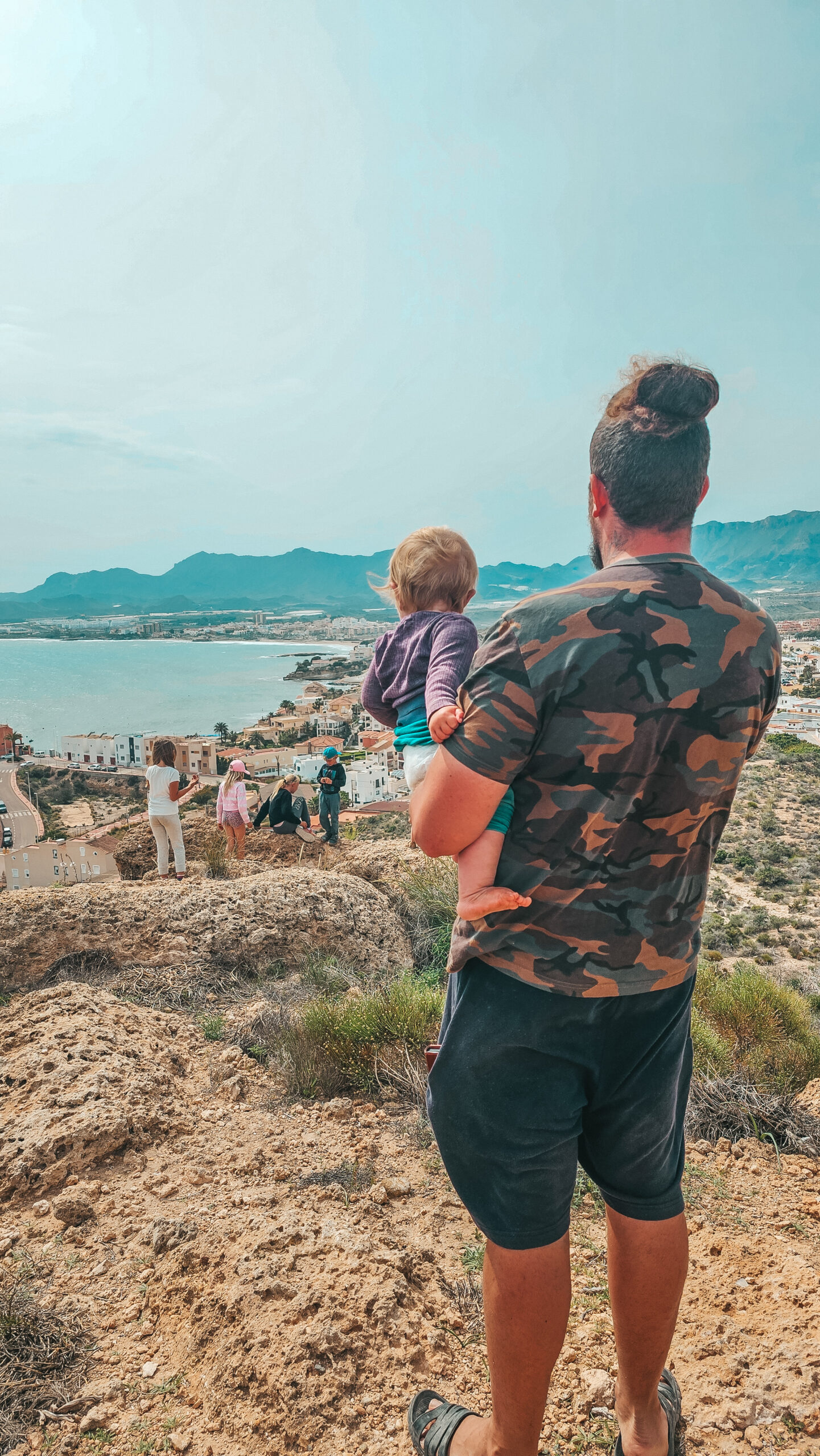 Marco mit Baby mit Blick aufs Meer – Familienfreiheit