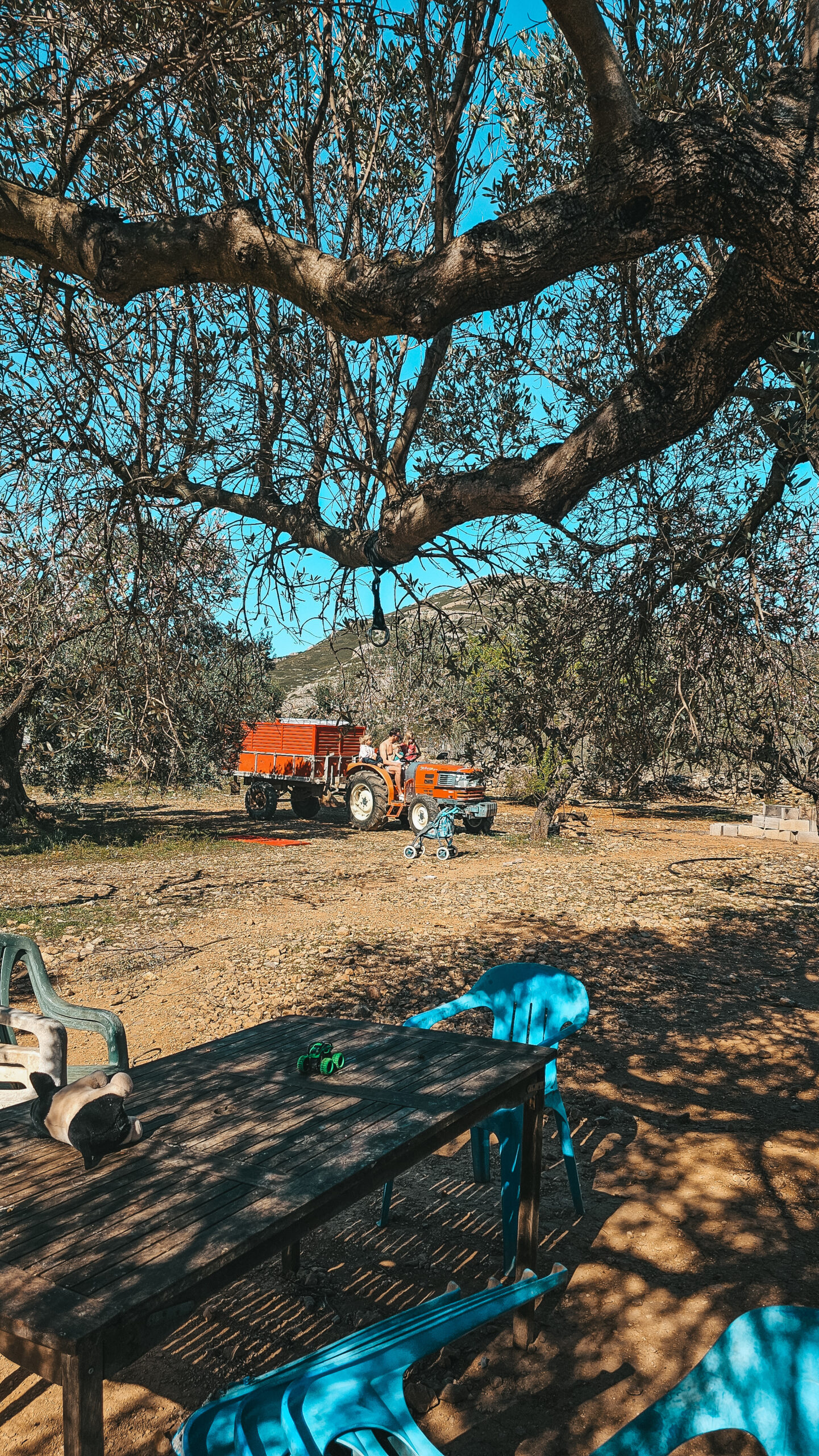 Wasser mit dem Traktor für die Finca Armonia holen