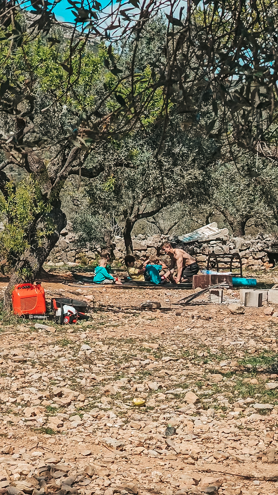 Freilerner Kinder erleben Gemeinschaft auf der Finca Armonia