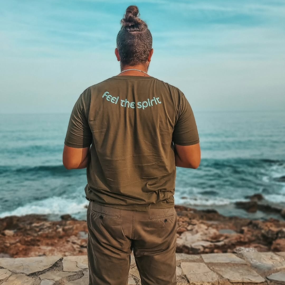 Marco mit Free-Spirit-Shirt am Meer während unserer Portugalreise