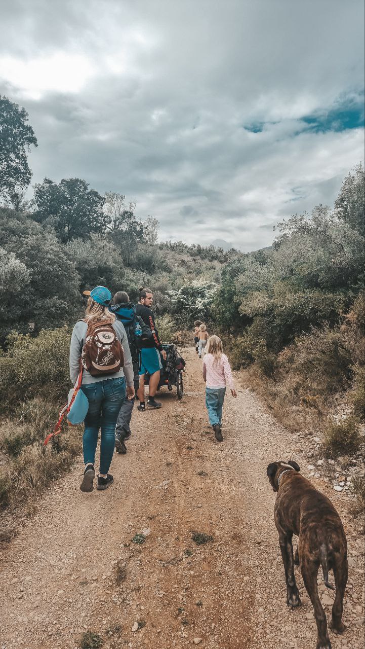 Gemeinschaft auf Reisen bei einer Wanderung mit Freunden in den Bergen in Spanien