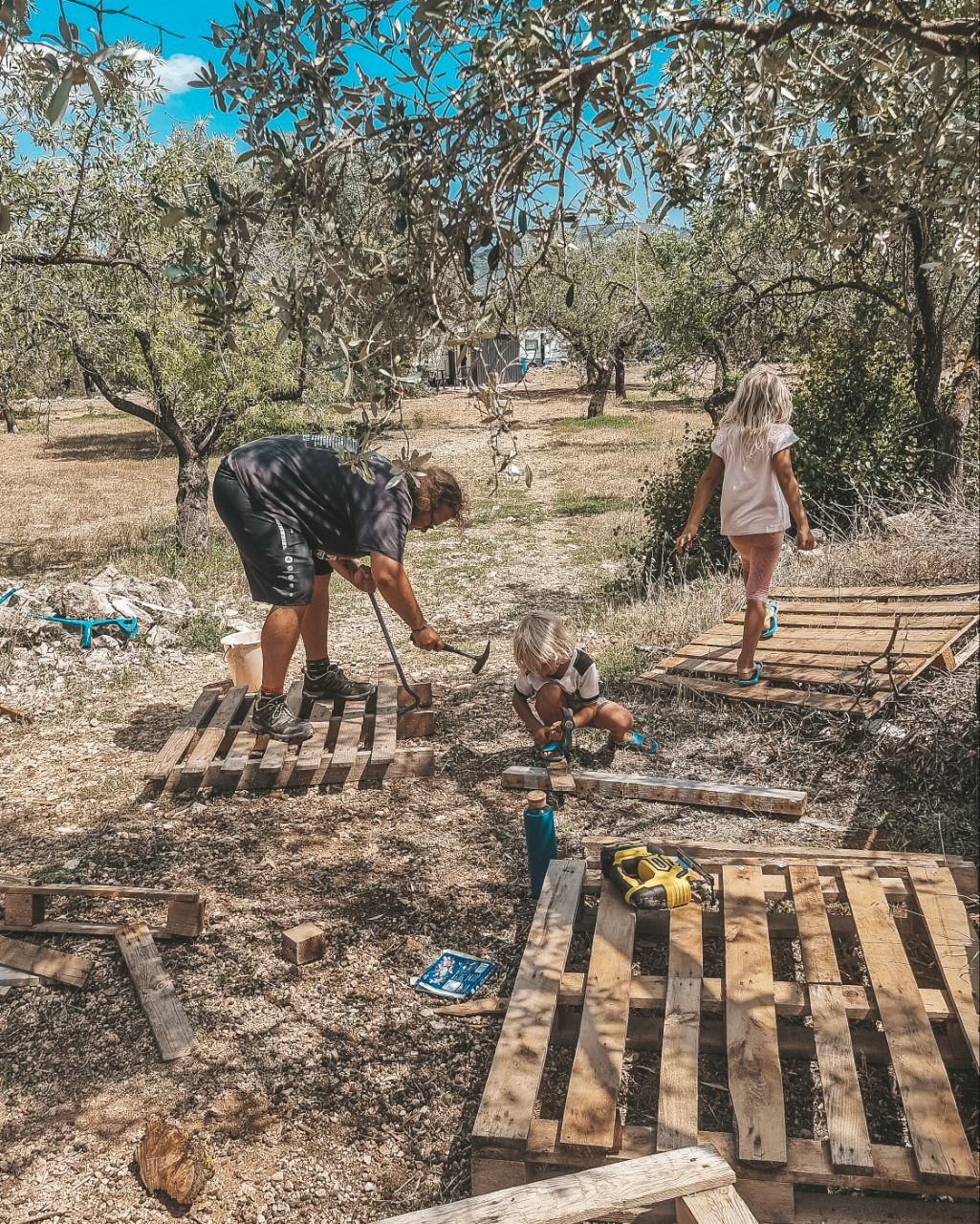 Holztisch aus Paletten auf der Finca Armonia bauen