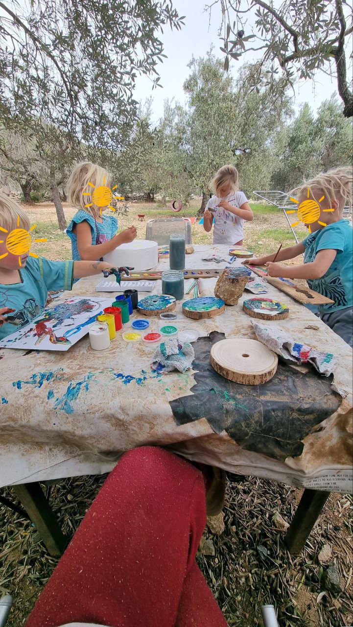 Reisefamilien und Kinder malen gemeinsam auf der Finca Armonia